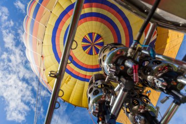 Arka planda mavi gökyüzü olan renkli Aerostat balonu 