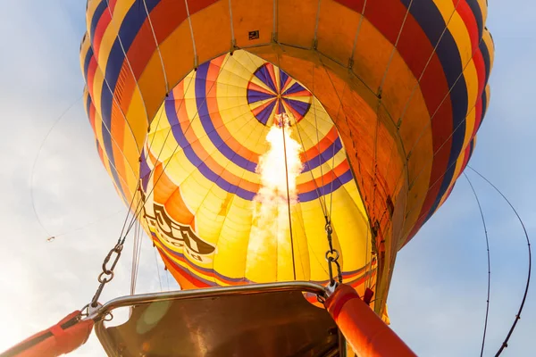 Aerostat Balão Quente Com Fogo Ardente Pronto Para Voar — Fotografia de Stock