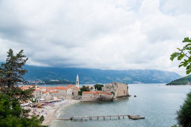 Karadağ 'ın Kotor Körfezi' ndeki Budva eski kasaba ve sahil manzarası 