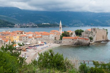 Karadağ 'ın Kotor Körfezi' ndeki Budva eski kasaba ve sahil manzarası 