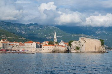 Karadağ 'ın Kotor Körfezi' ndeki Budva eski kasaba ve sahil manzarası 