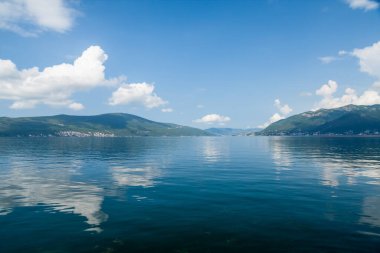 Karadağ, kayalar ve dağlarla Adriyatik deniz manzarası 
