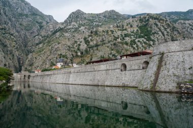 Hendek ve Kotor Montenegro 'daki eski Kampana kalesi. 