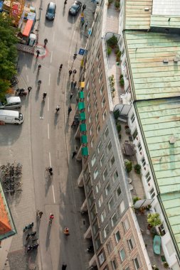 Münih havalimanı şehir caddesini yukarıdan görüyor. Eski kasabada bina, sokak ve yürüyen insanlar var.  