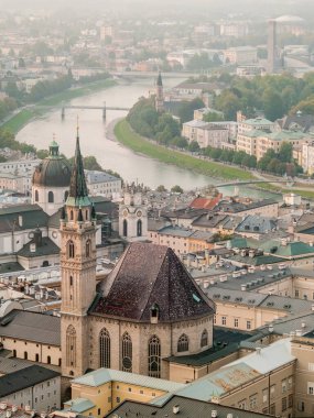 Avusturya, Avrupa 'da katedralleri olan tarihi bir şehir merkezinde Salzburg Nehri' nin yukarıdan görünüşü panoramik. 