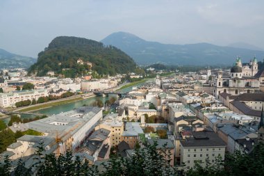 Avusturya, Avrupa 'da katedralleri olan tarihi bir şehir merkezinde Salzburg Nehri' nin yukarıdan görünüşü panoramik. 