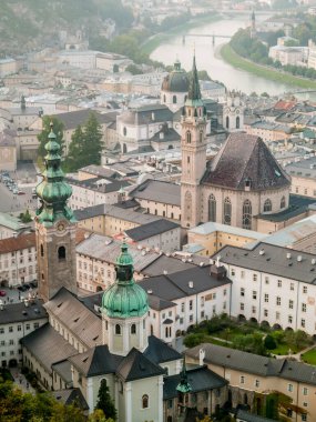 Avusturya, Avrupa 'da katedralleri olan tarihi bir şehir merkezinde Salzburg Nehri' nin yukarıdan görünüşü panoramik. 