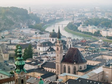 Avusturya, Avrupa 'da katedralleri olan tarihi bir şehir merkezinde Salzburg Nehri' nin yukarıdan görünüşü panoramik. 
