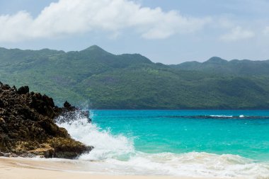 Karayipler 'de kayalar, dağlar ve mavi turkuazlı deniz manzarası 