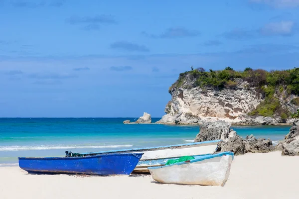 Barcos Pesca Arena Mar Caribe Paisaje Playa Con Rocas Fondo —  Fotos de Stock