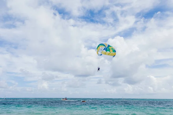 Mar Caribe Paisagem República Dominicana Com Palmeiras Praia Areia Montanhas — Fotografia de Stock