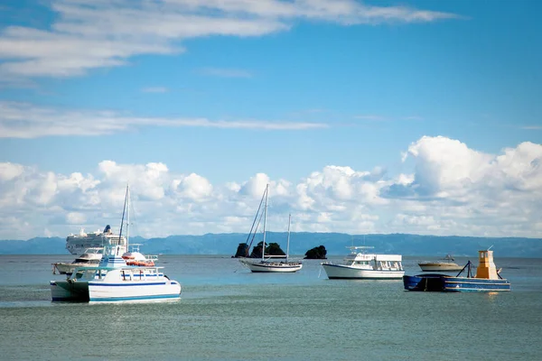 Boote Segeln Der Karibischen Meereslandschaft Mit Blauem Wasser Und Himmel — Stockfoto