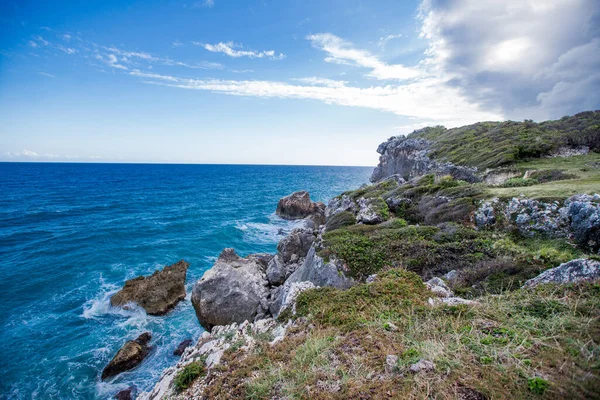 Louka Moře Nebe Útes Krajina Pobřeží Karibiku Zelenými Lesními Skály — Stock fotografie