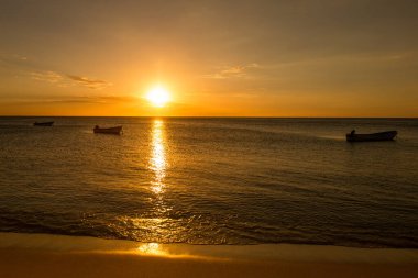 Dominik Cumhuriyeti Punta Cana 'da deniz üzerinde turuncu güneşli dramatik gün batımı doğumu manzarası 