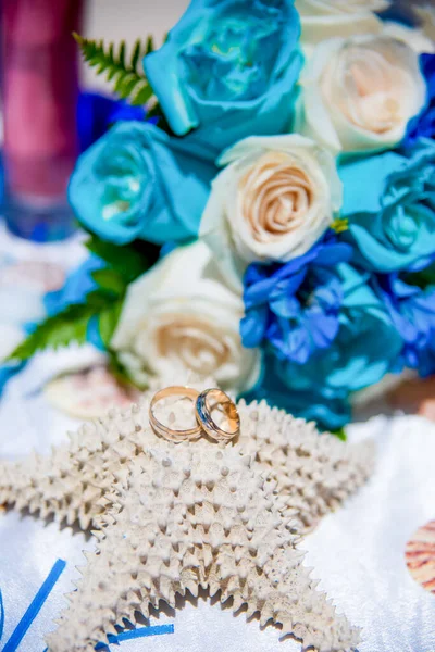 Bröllop Ringar Närbild Dekorerad Nautiska Med Tillbehör För Tropiska Bröllop — Stockfoto