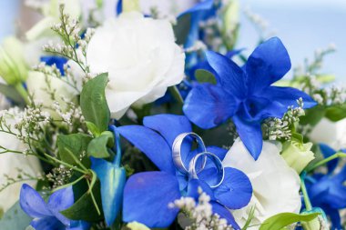 Alyanslar, Dominik Cumhuriyeti 'nin kumlu sahilinde tropikal düğün için aksesuarlarla süslenmiş Punta Cana' da.