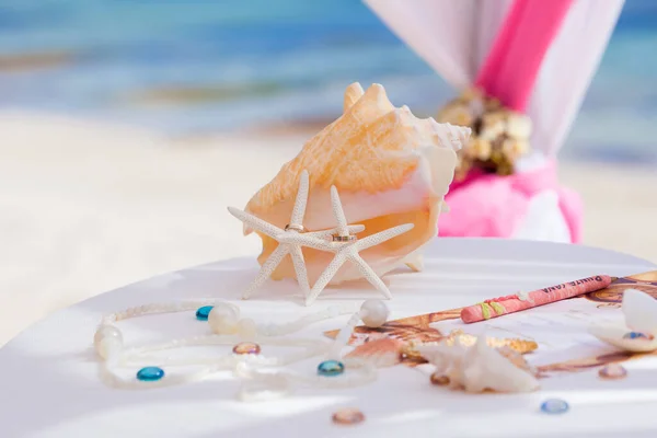 Anillos Boda Cerca Náutico Decorado Con Accesorios Para Ceremonia Boda —  Fotos de Stock