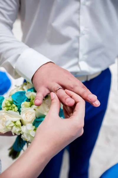 ドミニカ共和国プンタ カナの海の前の砂浜で象徴的な海上装飾の目的地の結婚式の結婚指輪を交換する花嫁と新郎 — ストック写真