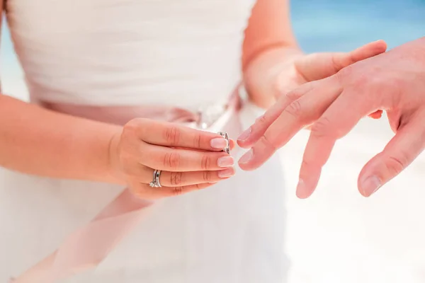 Menyasszony Vőlegény Csere Jegygyűrűk Közel Alatt Szimbolikus Tengeri Dekoráció Rendeltetési — Stock Fotó