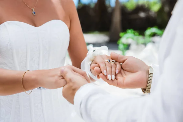 Bride Groom Exchanging Wedding Rings Close Symbolic Nautical Decor Destination — Stock Photo, Image