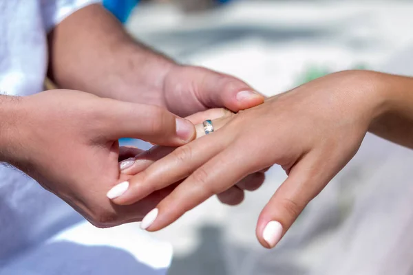 Nevěsta Ženich Vyměňují Snubní Prsteny Zblízka Během Symbolické Námořní Výzdoby — Stock fotografie