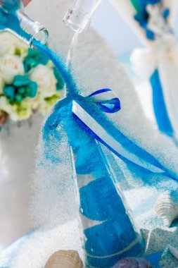 Gelin ve damat, Dominik Cumhuriyeti 'nin Punta Cana kentindeki okyanusun önündeki kumlu sahil nikah töreninde kristal vazoya renkli farklı renkte kumlar döküyorlar.