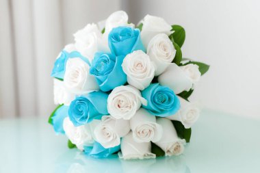 Tropikal bir düğün töreni için kumlu sahilde çiçek buketi.