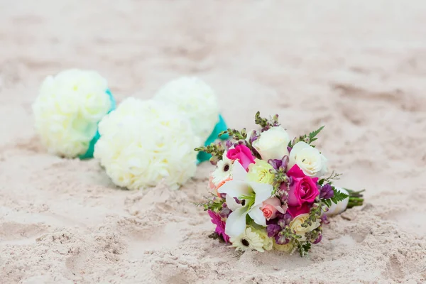 Букет Свадебных Цветов Песчаном Пляже Качестве Украшения Свадебной Церемонии Тропического — стоковое фото