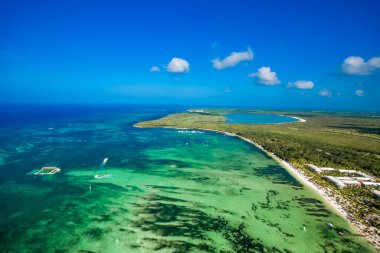 Punta Cana Bavaro sahil insansız hava aracı görüntüsü Cortecito bölgesindeki tropikal kıyı şeridi, Dominik Cumhuriyeti  