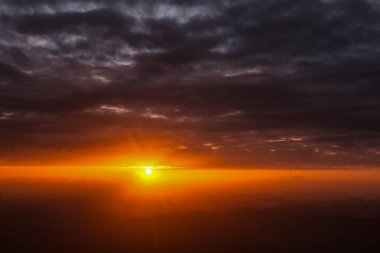Gün batımı turuncu manzara dramatik bulutlu cennet gökyüzü manzarası