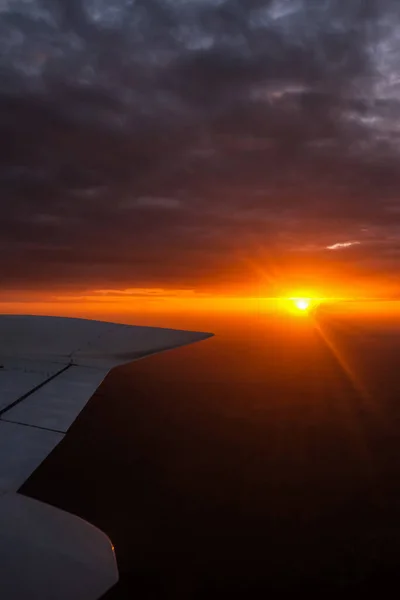 夕阳西下的橙色风景在戏剧性的云天空中鸟瞰 — 图库照片