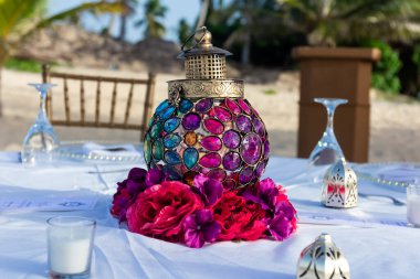 Geleneksel Hint dekoratif elementi olarak cam ve metalden yapılmış renkli bir lamba. 