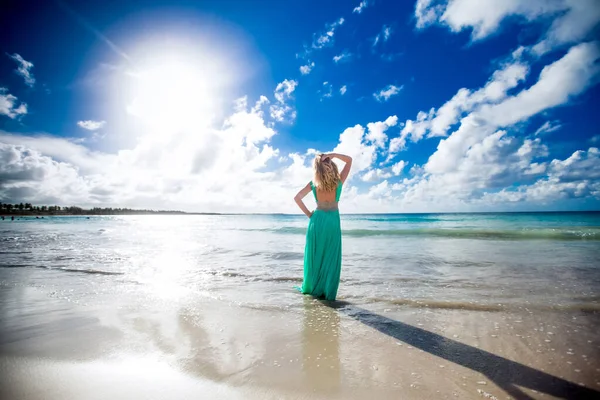 Женщина Наслаждается Солнечным Днем Тропическом Карибском Песчаном Пляже Бирюзовым Морем — стоковое фото