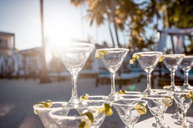 Margarita kokteylleri, limonata ve şampanya. Sahilde açık havada servis yapan şarap bardakları. 