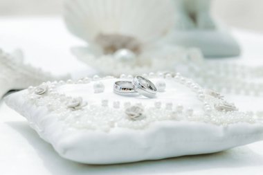 Alyanslar, Dominik Cumhuriyeti, Punta Cana 'daki kumlu kumsalda tropikal Karayipler için düzenlenen düğün aksesuarlarıyla donatılmış.