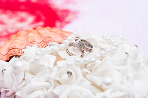 Свадебные Кольца Крупным Плаванием Украшены Аксессуарами Церемонии Бракосочетания Тропическом Карибском — стоковое фото