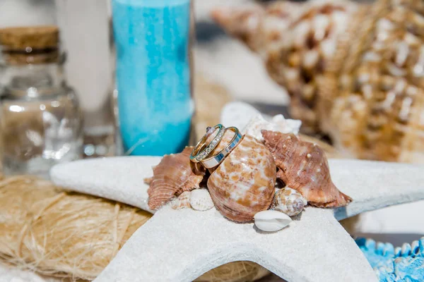 Anillos Boda Cerca Náutico Decorado Con Accesorios Para Ceremonia Boda —  Fotos de Stock