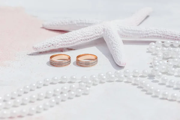 Anillos Boda Cerca Náutico Decorado Con Accesorios Para Ceremonia Boda — Foto de Stock