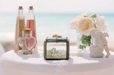 Alyanslar, Dominik Cumhuriyeti, Punta Cana 'daki kumlu kumsalda tropikal Karayipler için düzenlenen düğün aksesuarlarıyla donatılmış.