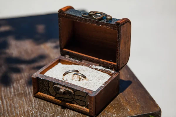 Anillos Boda Cerca Náutico Decorado Con Accesorios Para Ceremonia Boda — Foto de Stock