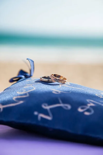 Cincin Pernikahan Ditutup Dengan Hiasan Laut Dengan Aksesoris Untuk Upacara — Stok Foto