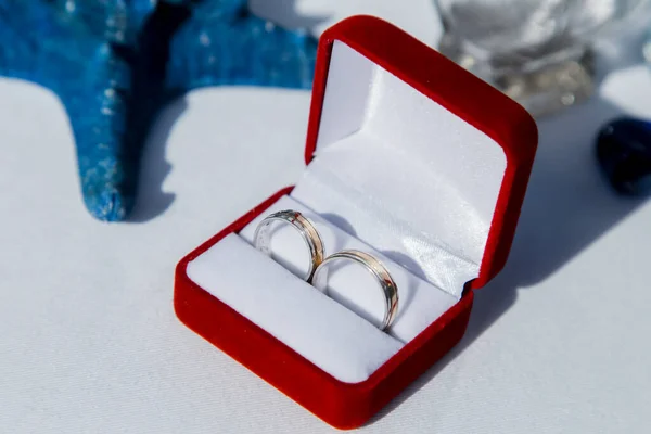 Bröllop Ringar Närbild Dekorerade Nautiska Med Tillbehör För Tropiska Karibiska — Stockfoto