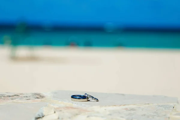 Cincin Pernikahan Ditutup Dengan Hiasan Laut Dengan Aksesoris Untuk Upacara — Stok Foto
