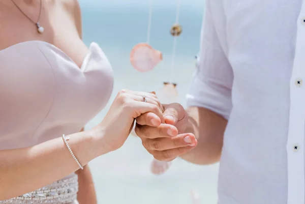 Sposi Sposi Scambiano Fedi Nuziali Vicino Durante Simbolici Matrimoni Decorazione — Foto Stock