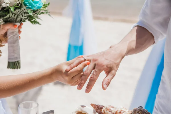 Sposi Sposi Scambiano Fedi Nuziali Vicino Durante Simbolici Matrimoni Decorazione — Foto Stock