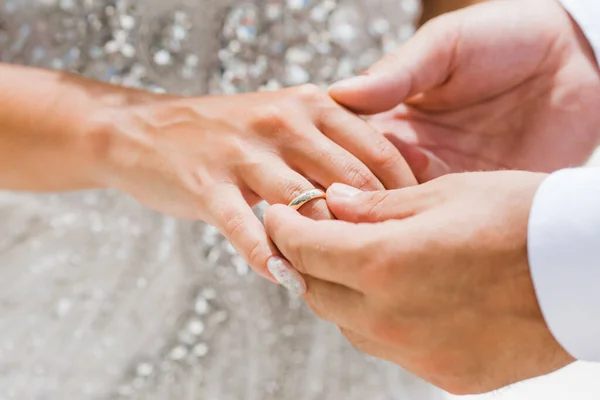 Bride Groom Exchanging Wedding Rings Close Symbolic Nautical Decor Destination — Stock Photo, Image