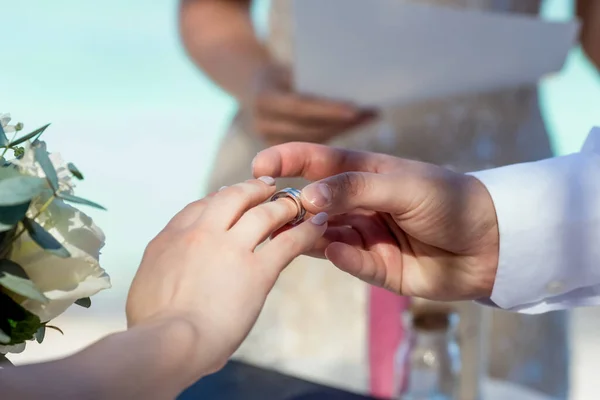 Brud Och Brudgummen Byter Vigselringar Närbild Symbolisk Maritim Inredning Destination — Stockfoto