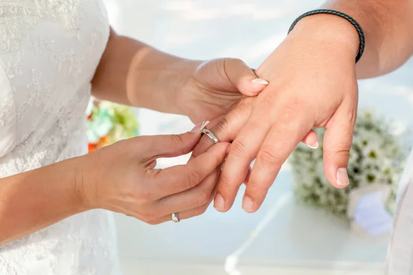 Sposi Sposi Scambiano Fedi Nuziali Vicino Durante Simbolici Matrimoni Decorazione — Foto Stock