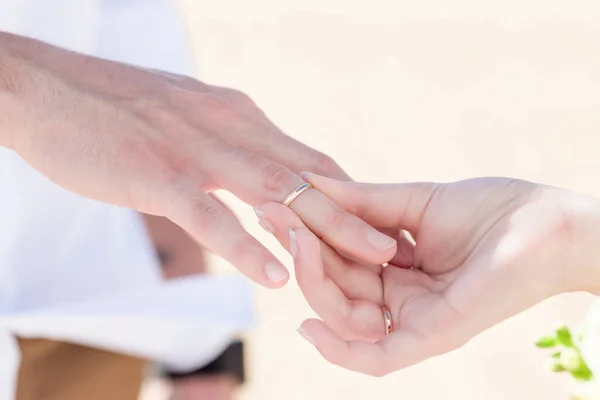 Sposi Sposi Scambiano Fedi Nuziali Vicino Durante Simbolici Matrimoni Decorazione — Foto Stock