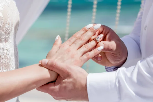 Noiva Noivo Trocando Alianças Casamento Fechar Durante Decoração Náutica Simbólica — Fotografia de Stock